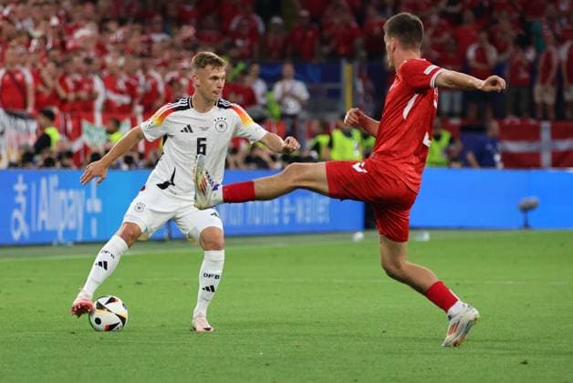 29.06.2024, Fussball, Herren, UEFA Europameisterschaft 2024, Achtelfinale, Deutschland - Dänemark, Joshua Kimmich (Deutschland), Joakim Maehle (Daenemark) Dortmund Signal-Iduna-Park Nordrhein-Westfalen Deutschland (DE) Copyright: xSebastianxBachx