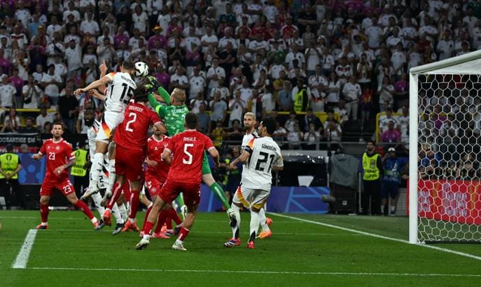 29.06.2024, xpsx, Fussball EM 2024 1 8 Finale, Deutschland - Dänemark emspor, v.l. Nico Schlotterbeck (Deutsche Fussball Nationalmanschaft DFB), Joachim Christian Andersen (Dänemark Daenemark),m Kasper Schmeichel (Dänemark Daenemark) kein tor foulspiel (DFL DFB REGULATIONS PROHIBIT ANY USE OF PHOTOGRAPHS as IMAGE SEQUENCES and or QUASI-VIDEO) Dortmund