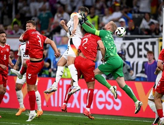 Fussball Euro 2024 Achtelfinale 29.06.2024 Deutschland - Daenemark Jannik Vestergaard (li, Daenemark) gegen Nico Schlotterbeck Tor zum 1-0 wird nicht gegeben (2. v.li., Deutschland) gegen Joachim Andersen (3. v. li., Daenemark) gegen Torwart Kasper Schmeichel (re, Daenemark)