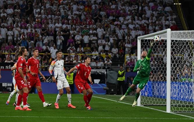 29.06.2024, xpsx, Fussball EM 2024 1 8 Finale, Deutschland - Dänemark emspor, v.l. Kai Havertz (Deutsche Fussball Nationalmannschaft DFB), Andreas Christensen (Dänemark Daenemark), Kasper Schmeichel (Dänemark Daenemark) (DFL DFB REGULATIONS PROHIBIT ANY USE OF PHOTOGRAPHS as IMAGE SEQUENCES and or QUASI-VIDEO) Dortmund