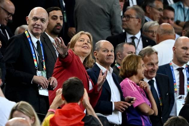 Sport Bilder des Tages 29.06.2024, xpsx, Fussball EM 2024 1 8 Finale, Deutschland - Dänemark emspor, v.l. DFB Praesident Bernd Neuendorf (Deutscher Fussball-Bund) Bärbel Bas Bundeskanzler Olaf Scholz (SPD) mit Frau Britta Ernst Hans-Joachim Aki Watzke (DFL DFB REGULATIONS PROHIBIT ANY USE OF PHOTOGRAPHS as IMAGE SEQUENCES and or QUASI-VIDEO) Dortmund