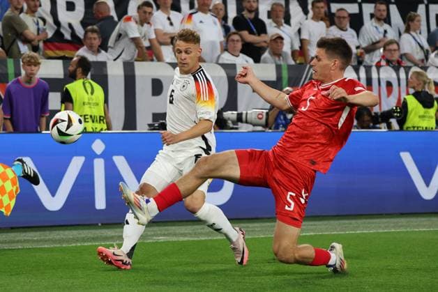 29.06.2024, Fussball, Herren, UEFA Europameisterschaft 2024, Achtelfinale, Deutschland - Dänemark, Joshua Kimmich (Deutschland), Joakim Maehle (Daenemark) Dortmund Signal-Iduna-Park Nordrhein-Westfalen Deutschland (DE) Copyright: xSebastianxBachx