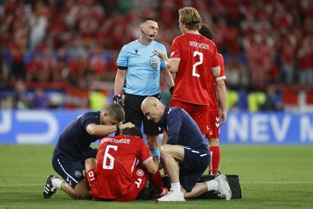 DORTMUND, BVB Stadium, 29-06-2024 , European Football Championship Euro2024, Round of 16 match no.37 between Germany and Denmark. ;lr Denmark player Andreas Christensen injured, referee Michael Oliver (ENG), Denmark player Joachim Andersen Germany - Denmark (Euro2024)  x25631359x Copyright: