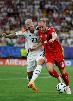 Germany v Denmark: Round of 16 - UEFA EURO, EM, Europameisterschaft,Fussball 2024 Robert Andrich of Germany and Christian Eriksen of Denmark challenge during the UEFA EURO 2024 round of 16 match between Germany and Denmark at Football Stadium Dortmund on June 29, 2024 in Dortmund, Germany. Dortmund Football Stadium Dortmund Germany Germany Copyright: xRichardxSellers Sportsphoto APLx 14043116