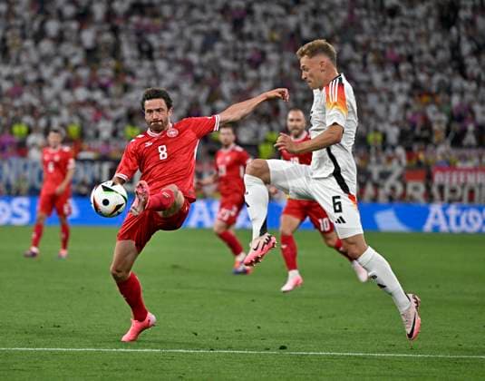 29.06.2024, Fussball UEFA EURO, EM, Europameisterschaft,Fussball 2024, Achtelfinale, Deutschland - Dänemark, in der BVB-Arena Dortmund, v.l. Thomas Delaney (Dänemark) gegen Josua Kimmich (Deutschland)