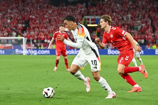 Fußball, Herren, Saison 2023 24, Euro EM 2024 (Achtelfinale in Dortmund), Deutschland - Dänemark, Jamal Musiala (Deutschland) und Joachim Andersen (Dänemark) im Zweikampf , 29.06. 2024, Copyright: xMatthiasxKochx