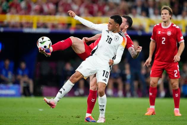 Germany v Denmark: Round of 16 - UEFA EURO, EM, Europameisterschaft,Fussball 2024 Jamal Musiala attacking midfield of Germany and Bayern Munich and Pierre-Emile Hojbjerg defensive midfield of Denmark and Tottenham Hotspur compete for the ball during the UEFA EURO 2024 round of 16 match between Germany and Denmark at Football Stadium Dortmund on June 29, 2024 in Dortmund, Germany. Dortmund Germany  Copyright: xJosexBretonx originalFilename:bretonhernandez-germanyv240629_npWjF.jpg