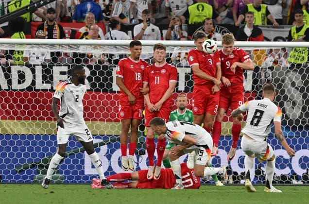 29.06.2024, xsltx, Fussball EM 2024 1 8 Finale, Deutschland - Dänemark emspor, v.l. Toni Kroos (Deutsche Fussball Nationalmannschaft DFB) freistoss (DFL DFB REGULATIONS PROHIBIT ANY USE OF PHOTOGRAPHS as IMAGE SEQUENCES and or QUASI-VIDEO) Dortmund