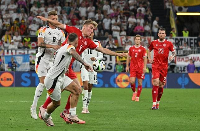 29.06.2024, xsltx, Fussball EM 2024 1 8 Finale, Deutschland - Dänemark emspor, v.l. Toni Kroos (Deutsche Fussball Nationalmannschaft DFB), David Raum (Deutsche Fussball Nationalmannschaft DFB), Rasmus Winther Hojlund (Dänemark Daenemark) (DFL DFB REGULATIONS PROHIBIT ANY USE OF PHOTOGRAPHS as IMAGE SEQUENCES and or QUASI-VIDEO) Dortmund