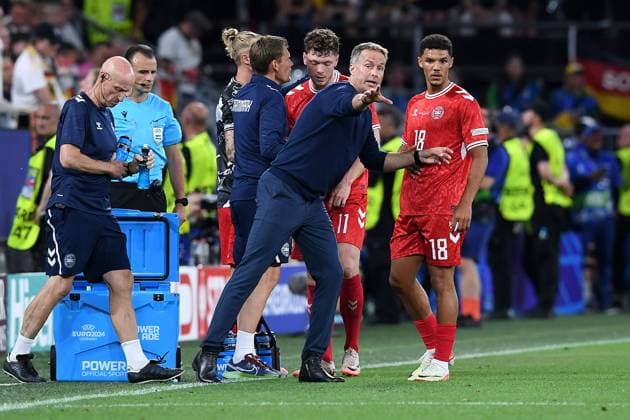 Fußball UEFA EURO, EM, Europameisterschaft,Fussball 2024 Achtelfinale Deutschland - Dänemark am 29.06.2024 im BVB Stadion Dortmund in Dortmund Kasper Hjulmand ( Trainer Cheftrainer Dänemark ), links - Alexander Bah ( Dänemark ), rechts