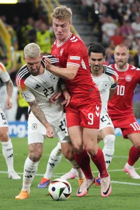 Zweikampf Rasmus Hojlund (Dänemark, Denmark, 09) gegen Robert Andrich (Deutschland Germany, 23) - Dortmund 29.06.2024: Deutschland vs. Dänemark, EURO2024 M37, Achtelfinale, EM-Arena Dortmund