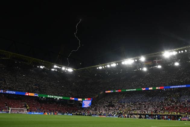 Sport Themen der Woche KW26 Sport Bilder des Tages 29.06.2024, xpsx, Fussball EM 2024 1 8 Finale, Deutschland - Dänemark emspor, v.l. Blitz über dem Stadion (DFL DFB REGULATIONS PROHIBIT ANY USE OF PHOTOGRAPHS as IMAGE SEQUENCES and or QUASI-VIDEO) Dortmund *** 29 06 2024, xpsx, European Football Championship 2024 1 8 Final, Germany Denmark emspor, v l Blitz above the stadium DFL DFB REGULATIONS PROHIBIT ANY USE OF PHOTOGRAPHS as IMAGE SEQUENCES and or QUASI VIDEO Dortmund