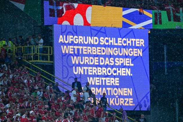 Fußball, Herren, Saison 2023 24, Euro EM 2024 (Achtelfinale in Dortmund), Deutschland - Dänemark, Auf der Anzeigetafel steht: Augrund schlechter Wetterbedingungen wurde das Spiel unterbrochen , 29.06. 2024, Copyright: xMatthiasxKochx