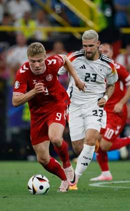 Germany v Denmark: Round of 16 - UEFA EURO, EM, Europameisterschaft,Fussball 2024 Rasmus Hojlund of Denmark on the ball chased by Robert Andrich of Germany during the UEFA EURO 2024 round of 16 match between Germany and Denmark at Football Stadium Dortmund on June 29, 2024 in Dortmund, Germany. Dortmund Football Stadium Dortmund Germany Germany Copyright: xRichardxSellers Sportsphoto APLx 14043121