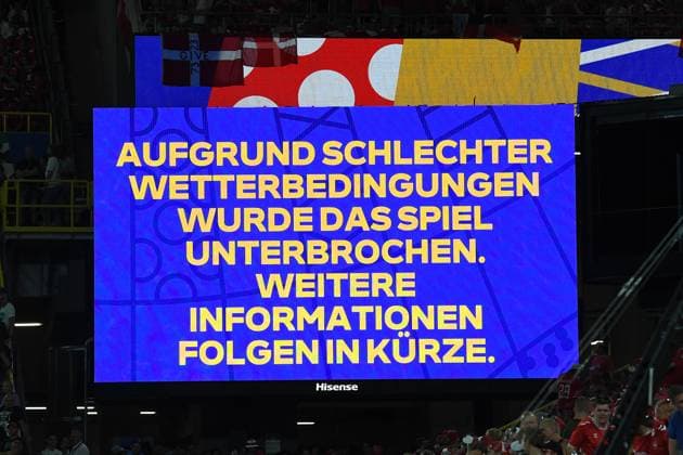 Fußball UEFA EURO, EM, Europameisterschaft,Fussball 2024 Achtelfinale Deutschland - Dänemark am 29.06.2024 im BVB Stadion Dortmund in Dortmund Anzeigetafel Videowand Aufgrund schlechter Wetterbedingungen wurde das Spiel , unterbrochen. Weitere Informationen folgen in Kürze.