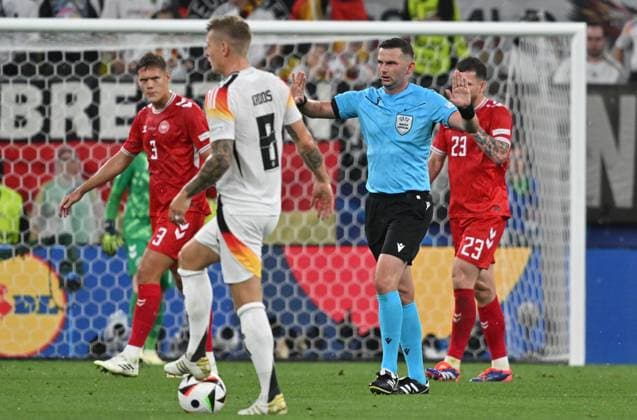 29.06.2024, xsltx, Fussball EM 2024 1 8 Finale, Deutschland - Dänemark emspor, v.l. Schiedsrichter Michael Oliver (ENG) unterbricht die Partie (DFL DFB REGULATIONS PROHIBIT ANY USE OF PHOTOGRAPHS as IMAGE SEQUENCES and or QUASI-VIDEO) Dortmund