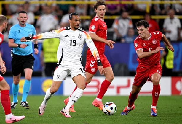 Fussball Euro 2024 Achtelfinale 29.06.2024 Deutschland - Daenemark Leroy Sane (li, Deutschland) gegen Andreas Christensen (re, Daenemark)