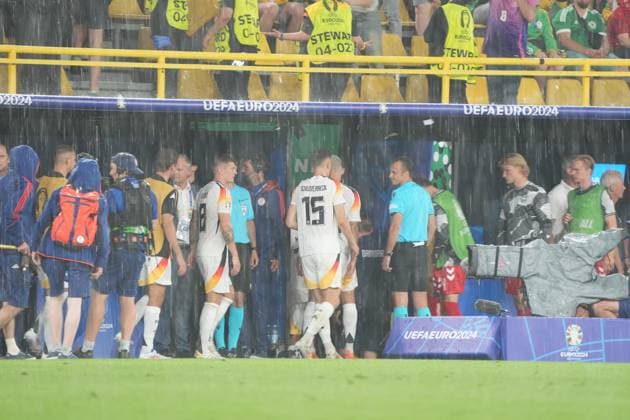 Spielunterbrechung wegen Gewitter, Mannschaften gehen in die Kabinen - Dortmund 29.06.2024: Deutschland vs. Dänemark, EURO2024 M37, Achtelfinale, EM-Arena Dortmund