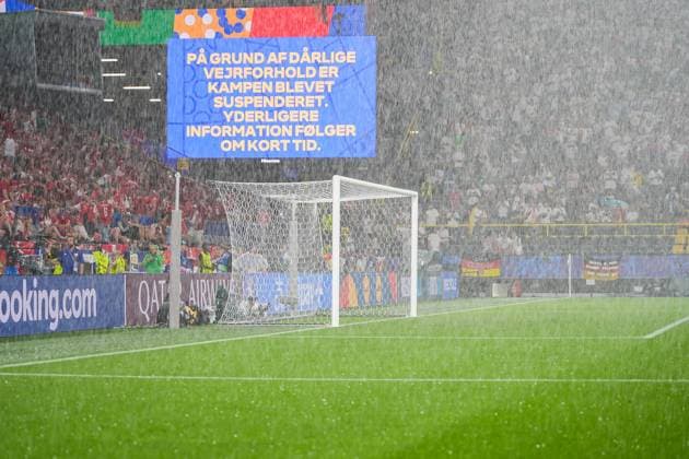 Spielunterbrechung wegen Gewitter mit Hagel, Mannschaften gehen in die Kabinen - Dortmund 29.06.2024: Deutschland vs. Dänemark, EURO2024 M37, Achtelfinale, EM-Arena Dortmund