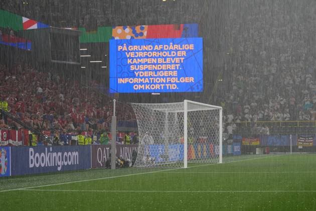 Spielunterbrechung wegen Gewitter mit Hagel, Mannschaften gehen in die Kabinen - Dortmund 29.06.2024: Deutschland vs. Dänemark, EURO2024 M37, Achtelfinale, EM-Arena Dortmund