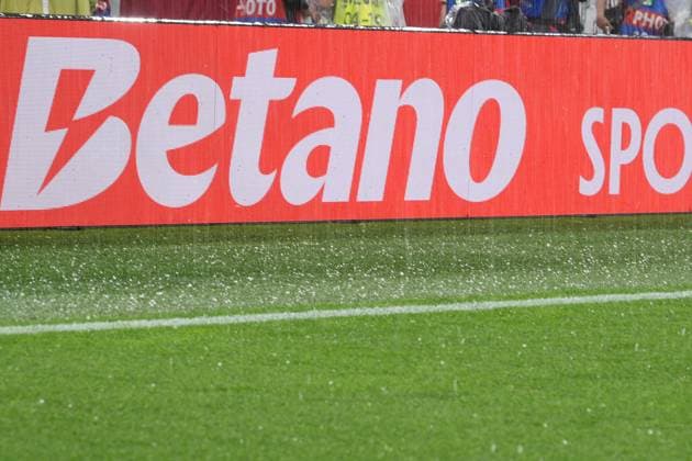 Spielunterbrechung wegen Gewitter mit Hagel, Mannschaften gehen in die Kabinen - Dortmund 29.06.2024: Deutschland vs. Dänemark, EURO2024 M37, Achtelfinale, EM-Arena Dortmund