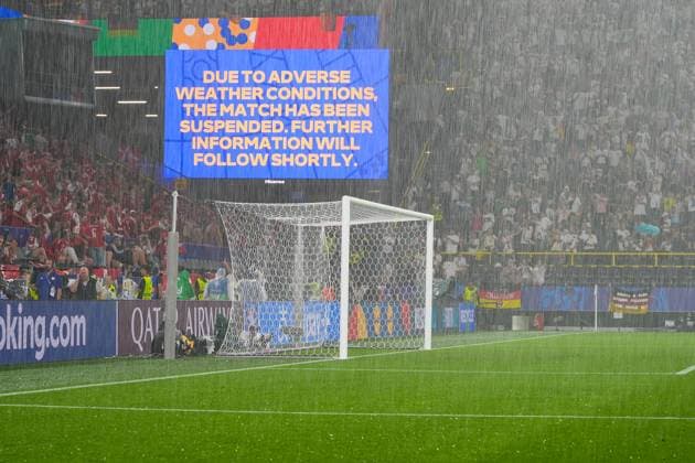 Spielunterbrechung wegen Gewitter mit Hagel, Mannschaften gehen in die Kabinen - Dortmund 29.06.2024: Deutschland vs. Dänemark, EURO2024 M37, Achtelfinale, EM-Arena Dortmund