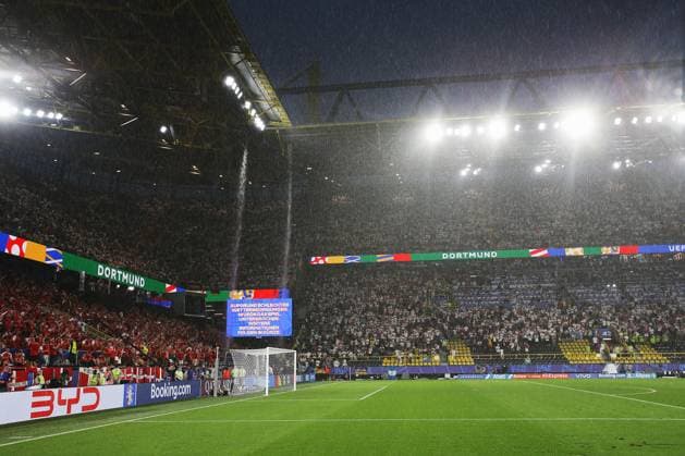 BAU 29.06.2024 Dortmund Fußball EM 2024 Achtelfinale Deutschland vs. Dänemark, Feature, das Spiel wird aufgrund schlechter Witterungsbedingungen unterbrochen