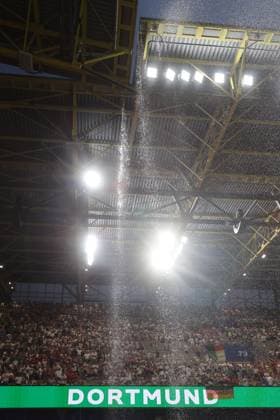 Unterbrechung des Spieles wegenUnwetter mit Blitz und Donner in Stadionnähe, Starkregen, Regen, Unwetter , Achtelfinale M37, GER - DEN, Fussball Europameisterschaft, Deutschland gegen Dänemark, European Football Championship, Germany vs. Denmark, Dortmund, 29.06.2024, -