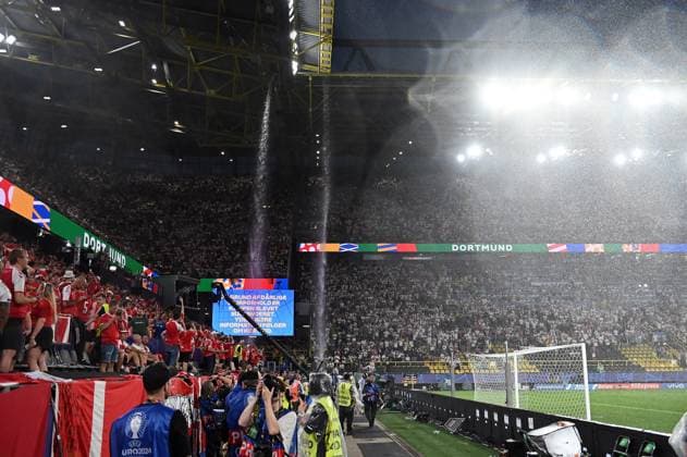 29.06.2024, xscotx, Fussball EM 2024 Achtelfinale, Deutschland - Dänemark, emspor, v.l. Schlechtes Wetter im Stadion regenfälle Wassermassen Wasser Unwetter Dortmund
