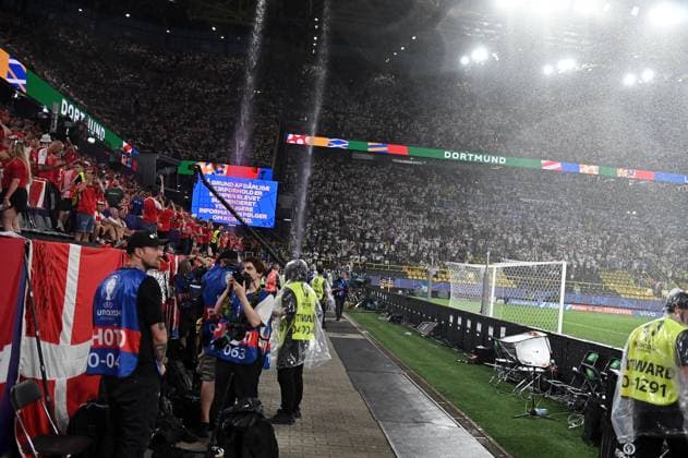 29.06.2024, xscotx, Fussball EM 2024 Achtelfinale, Deutschland - Dänemark, emspor, v.l. Schlechtes Wetter im Stadion regenfälle Wassermassen Wasser Unwetter Dortmund