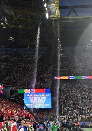 29.06.2024, xscotx, Fussball EM 2024 Achtelfinale, Deutschland - Dänemark, emspor, v.l. Schlechtes Wetter im Stadion regenfälle Wassermassen Wasser Unwetter Dortmund