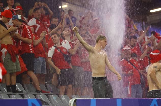 Sport Themen der Woche KW26 Sport Bilder des Tages Denmark fans party in the water pouring through the roof Germany v Denmark, UEFA European Championship, EM, Europameisterschaft 2024, Round of 16, Football, BVB Stadion, Dortmund, Germany - 29 Jun 2024 EDITORIAL USE ONLY No use with unauthorised audio, video, data, fixture lists, club league logos or live services. Online in-match use limited to 120 images, no video emulation. No use in betting, games or single club league player publications.  Copyright: xKieranxMcManus Shutterstockx 14562066ay