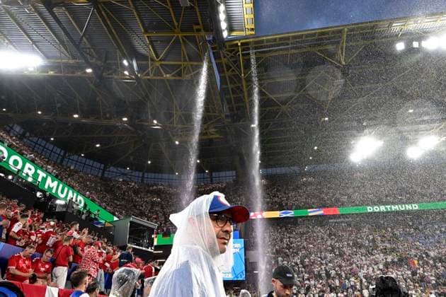 29.06.2024, Fussball UEFA EURO, EM, Europameisterschaft,Fussball 2024, Achtelfinale, Deutschland - Dänemark, in der BVB-Arena Dortmund, Es hat sich ein Gewitter über dem Himmel zusammen gebraut, überall tropft das Wasser herunter