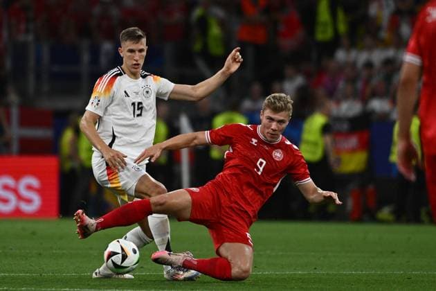 29.06.2024, xpsx, Fussball EM 2024 1 8 Finale, Deutschland - Dänemark emspor, v.l. Nico Schlotterbeck (Deutsche Fussball Nationalmanschaft DFB) Rasmus Winther Hojlund (Dänemark Daenemark) Zweikampf, Aktion, action, battle for the ball (DFL DFB REGULATIONS PROHIBIT ANY USE OF PHOTOGRAPHS as IMAGE SEQUENCES and or QUASI-VIDEO) Dortmund