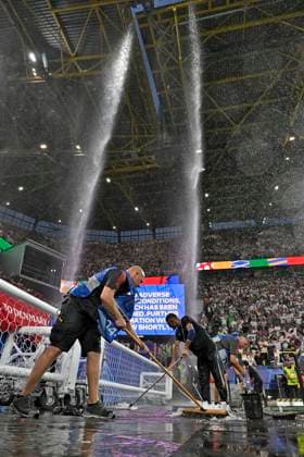 Sport Bilder des Tages 29.06.2024, Fussball UEFA EURO, EM, Europameisterschaft,Fussball 2024, Achtelfinale, Deutschland - Dänemark, in der BVB-Arena Dortmund, Es hat sich ein Gewitter über dem Himmel zusammen gebraut, überall tropft das Wasser herunter
