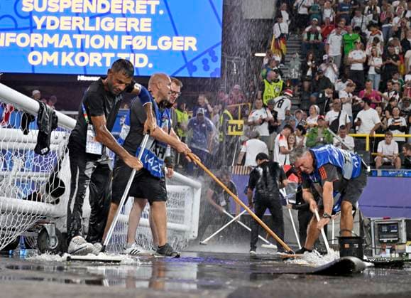 29.06.2024, Fussball UEFA EURO, EM, Europameisterschaft,Fussball 2024, Achtelfinale, Deutschland - Dänemark, in der BVB-Arena Dortmund, Es hat sich ein Gewitter über dem Himmel zusammen gebraut, überall tropft das Wasser herunter