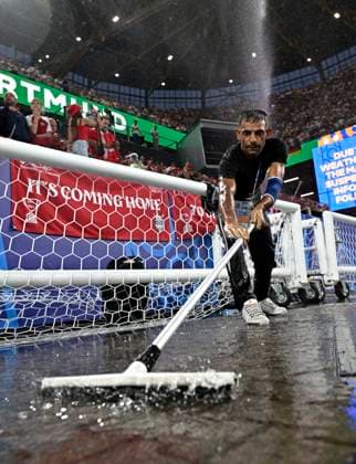 29.06.2024, Fussball UEFA EURO, EM, Europameisterschaft,Fussball 2024, Achtelfinale, Deutschland - Dänemark, in der BVB-Arena Dortmund, Es hat sich ein Gewitter über dem Himmel zusammen gebraut, überall tropft das Wasser herunter