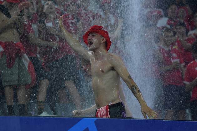 Fußball UEFA EURO, EM, Europameisterschaft,Fussball 2024 Achtelfinale Deutschland - Dänemark am 29.06.2024 im BVB Stadion Dortmund in Dortmund Fans Zuschauer Dänemark hüpfen im Regen