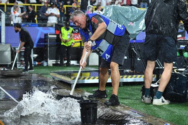 Fußball UEFA EURO, EM, Europameisterschaft,Fussball 2024 Achtelfinale Deutschland - Dänemark am 29.06.2024 im BVB Stadion Dortmund in Dortmund Helfer schieben das Wasser mit Schieber in einen Abfluss
