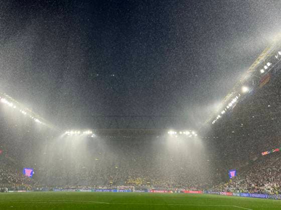 29.06.2024, Fussball UEFA EURO, EM, Europameisterschaft,Fussball 2024, Achtelfinale, Deutschland - Dänemark, in der BVB-Arena Dortmund, Es hat sich ein Gewitter über dem Himmel zusammen gebraut, es Hagelt
