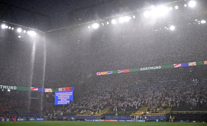 Fussball Euro 2024 Achtelfinale 29.06.2024 Deutschland - Daenemark Aufgrund der Witterrungsbedingungen muss das Spiel unterbrochen werden, Starkregen, Regen, Hagel, Wasser, Gewitter, Sturm