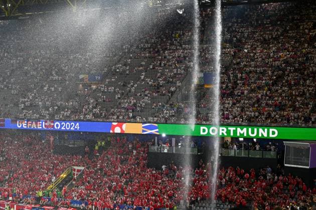 GER, EURO 2024, Achtelfinale, Deutschland (GER) vs Dänemark (DEN) 29.06.2024, BVB Stadium Dortmund, Dortmund, GER, EURO 2024, Achtelfinale, Deutschland (GER) vs Dänemark (DEN) Im Bild: Wegen wolkenbruchartiger Unwetter wurde das Spiel von Schiri Michael Oliver (Schiedsrichter, ENG); unterbrochen Regen Wolkenbruch