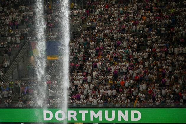 GER, EURO 2024, Achtelfinale, Deutschland (GER) vs Dänemark (DEN) 29.06.2024, BVB Stadium Dortmund, Dortmund, GER, EURO 2024, Achtelfinale, Deutschland (GER) vs Dänemark (DEN) Im Bild: Wegen wolkenbruchartiger Unwetter wurde das Spiel von Schiri Michael Oliver (Schiedsrichter, ENG); unterbrochen Regen Wolkenbruch