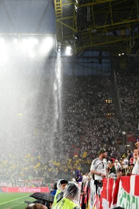 29.06.2024, xjrdrx, Fussball EM 2024 1 8 Finale, Deutschland - Dänemark emspor, v.l. Spielunterbrechung wegen Unwetter Donner Blitz Regen (UEFA REGULATIONS PROHIBIT ANY USE OF PHOTOGRAPHS as IMAGE SEQUENCES and or QUASI-VIDEO) Dortmund