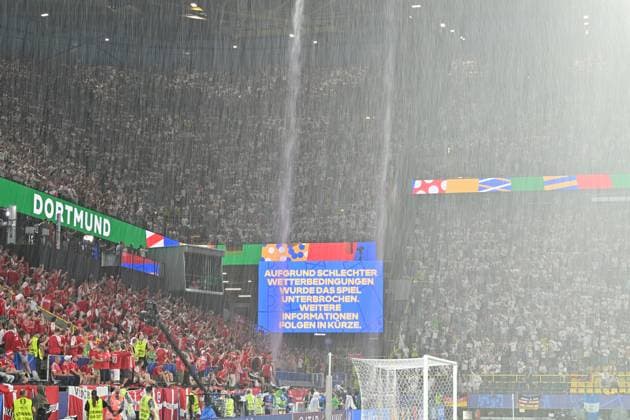29.06.2024, xjrdrx, Fussball EM 2024 1 8 Finale, Deutschland - Dänemark emspor, v.l. Spielunterbrechung wegen Unwetter Donner Blitz Regen (UEFA REGULATIONS PROHIBIT ANY USE OF PHOTOGRAPHS as IMAGE SEQUENCES and or QUASI-VIDEO) Dortmund