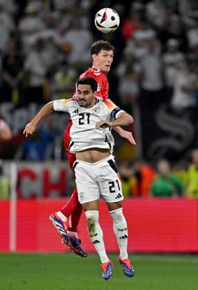 29.06.2024, Fussball UEFA EURO, EM, Europameisterschaft,Fussball 2024, Achtelfinale, Deutschland - Dänemark, in der BVB-Arena Dortmund, Ilkay Gündogan (Deutschland) setzt sich durch.