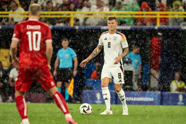 GER, Euro 2024, Achtelfinale round of sixteen, Deutschland (Germany, GER) vs Dänemark (Denmark, DNK) 29.06.2024, Signal Iduna Park (BVB Stadion Dortmund), Dortmund, GER, Euro 2024, Achtelfinale round of sixteen, Deutschland (Germany, GER) vs Dänemark (Denmark, DNK) Im Bild: Toni Kroos (Deutschland Germany GER, 8) im Regen, Einzelaktion; Ganzkörper Ganzkoerper ; Ball am Fuss;
