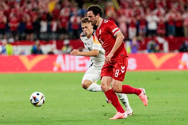 UEFA EURO, EM, Europameisterschaft,Fussball 2024: Deutschland - Dänemark; 29.06.2024 Thomas Joseph Delaney (Dänemark, 8), Joshua Kimmich (Deutschland, 6). UEFA EURO 2024: Deutschland - Dänemark; BVB Stadion Dortmund, Dortmund am 29.06.2024 Copyright: xBEAUTIFULxSPORTS Wunderlx
