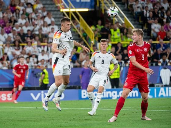 Nico Schlotterbeck (Deutschland, 15) im Zweikampf mit Rasmus Winther Hojlund (Daenemark, 09), dahinter Toni Kroos (Deutschland, 08), GER, Germany (GER) vs Denmark (DEN), Fussball Europameisterschaft, UEFA EURO, EM, Europameisterschaft,Fussball 2024, Round of 16, 29.06.2024 GER, Germany (GER) vs Denmark (DEN), Fussball Europameisterschaft, UEFA EURO 2024, Round of 16, 29.06.2024 Dortmund Copyright: xEibner-Pressefoto Memmlerx EP_MMR
