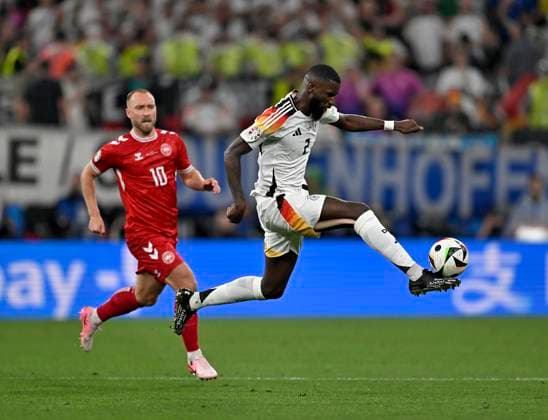 29.06.2024, Fussball UEFA EURO, EM, Europameisterschaft,Fussball 2024, Achtelfinale, Deutschland - Dänemark, in der BVB-Arena Dortmund, v.l. Christian Eriksen (Dänemark) gegen Antonio Rüdiger (Deutschland)